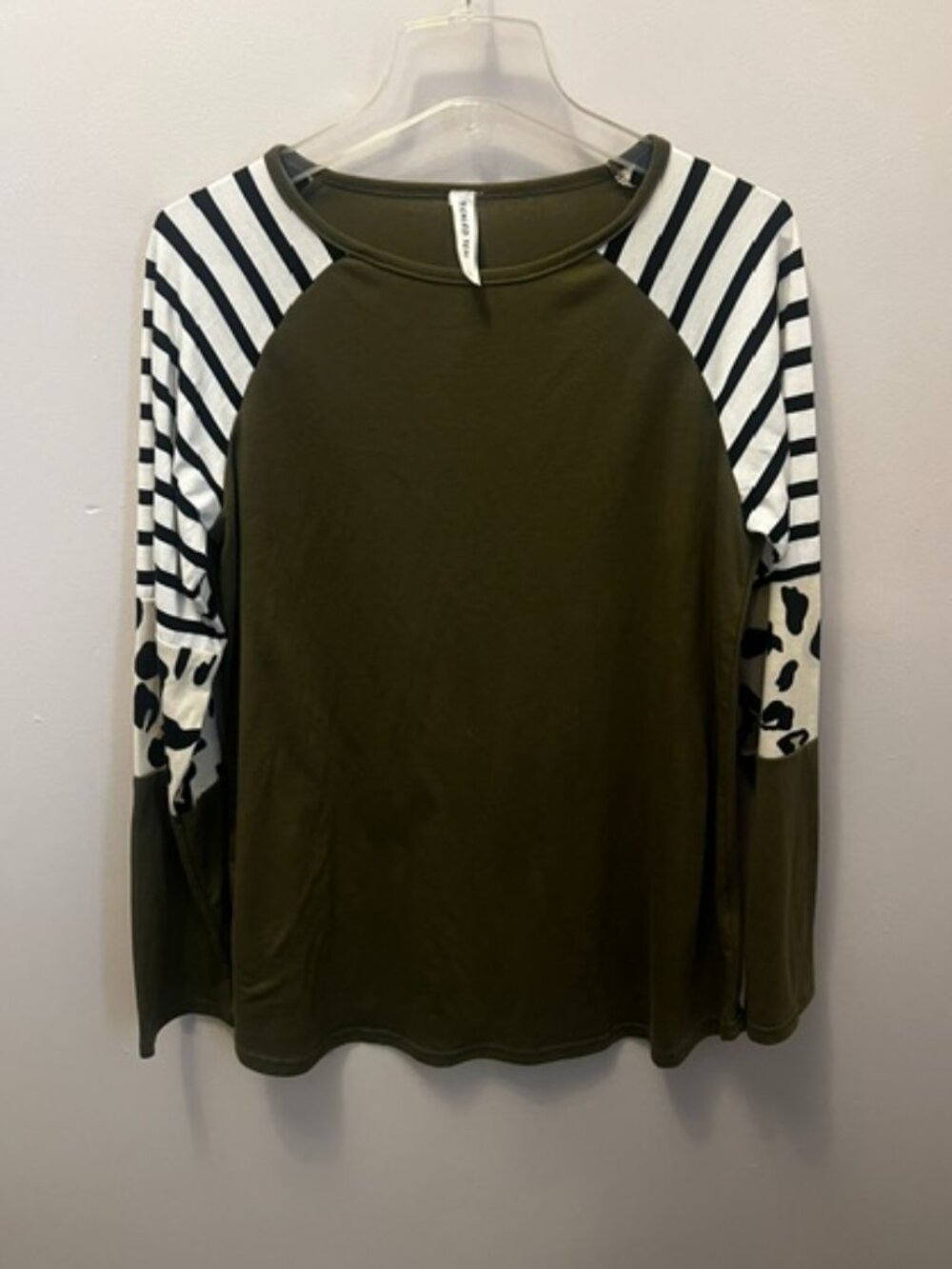 Women's Tickled Teal Top, Size L, Olive Green w/pattern long sleeve. Ex Cond!